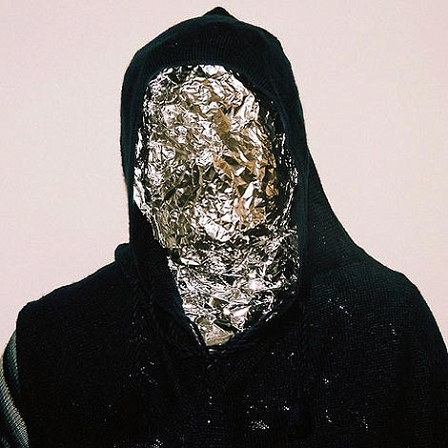 © John Talabot John Talabot anonymisiert mit Folie über dem Gesicht