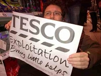 © righttowork.org.uk Demonstrant mit Plakat: Tesco Exploitation: Every little helps