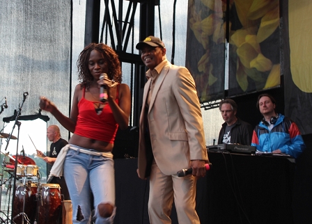 © Silvia Scheiblhofer Radio FM4 Makossa&Megablast samt Sängerin und Sänger