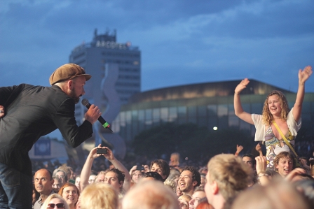 © Silvia Scheiblhofer Radio FM4 Shantel lehnt sich weit ins Publikum, bevor er die Crowd surft.