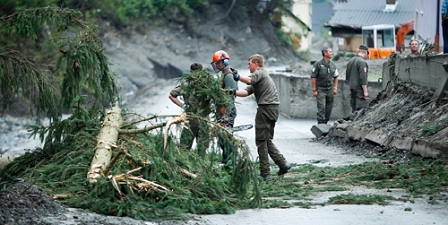 © HBF/BUNDESHEER/ANDY WENZEL Bunderheerler beim Aufräumen nach Mure