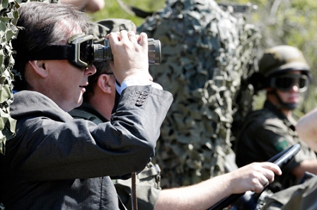 © APA/Peter Lechner/BUNDESHEER Darabos beim Heer, er schaut durch ein Fernglas