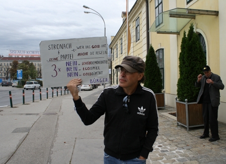 © FM4 Tagwerker Demonstrant vor Schönbrunn