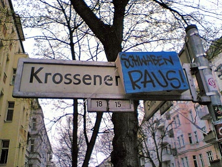 © cc Straßenschild mit Aufschrift "Schwaben raus"