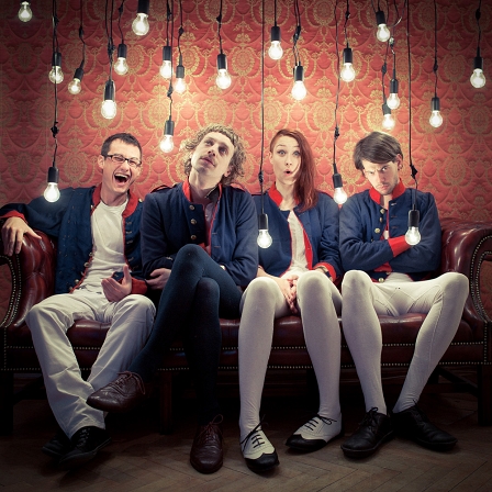 © © Johannes Staudenbauer Die Eternias Bandfoto auf der Couch