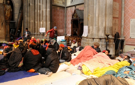 © APA / HERBERT P. OCZERET Flüchtlinge in der Votiv-Kirche mit Decken am Boden liegend