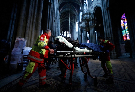 © APA / Georg Hochmuth Sanitäter in der Votivkirche