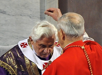 © EPA/ALBERTO PIZZOLI Pope Ash Wednesday mass