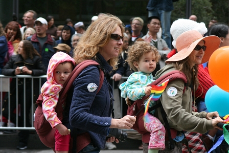 © CC flickr.com/photos/nerdcoregirl/ Zwei Mütter mit ihren Kindern