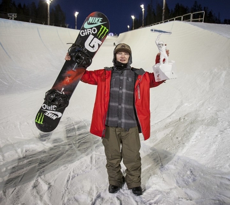 © Thomas Holth /World Snowboard Tour Peetu Piiroinen mit Trophäe