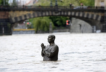 © EPA/Filip Singer Sri Chinmoy statue, Prague