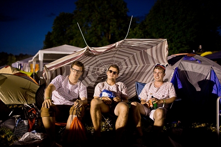 © Darko Todorovic Drei Jungs chillen ab.
