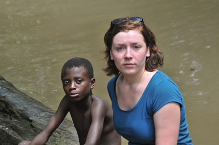 © Brigitte Reisenberger Brigitte Reisenberger und ein Junge aus Ghana am Fluss