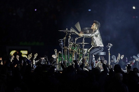 © APA/EPA/JASON SZENES Bruno Mars beim Super Bowl