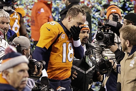 © APA/EPA/JASON SZENES Ein verzweifelter Peyton Manning am Ende des Super Bowls