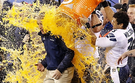 © APA/EPA/ERIK S. LESSER Pete Carroll, Headcoach der Seattle Seahakws erhält eine "Siegesdusche"