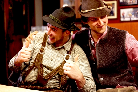 © facebook.com/1erkoda 1er Koda und Bauer Max in Lederhosen