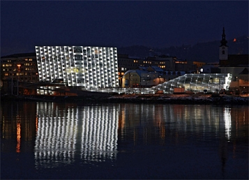 © Ars Electronic Center Die Fassade des neueröffneten Ars Electronica Centers in Linz bei Nacht