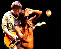 © all Ron Asheton hinter Iggy Pop auf der Bühne