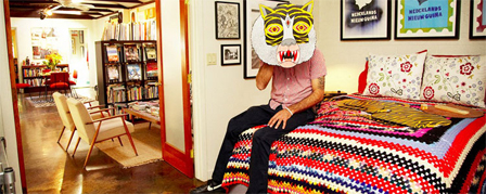 © theselby.com Aaron Rose mit Tigermaske in seiner Wohnung