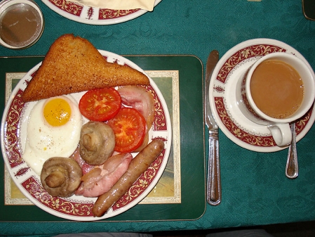 Englische Frühstück, mit Ei, Würstel und allem was dazugehört.