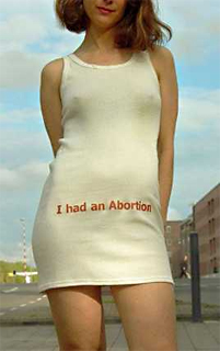 Frau in weißem Shirt mit der Aufschrift I had an abortion.