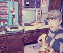 Ein 10-jähriger im Jahr 1984 vor einem alten Computer.