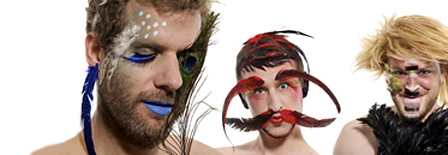 © Deichkind Die Band Deichkind, geschminkt und mit bunten Federn geschmückt
