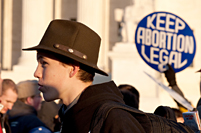 Demonstration für das Recht auf Abtreibung. Schild mit der Aufschrift Keep Abortion Legal im Hintergrund