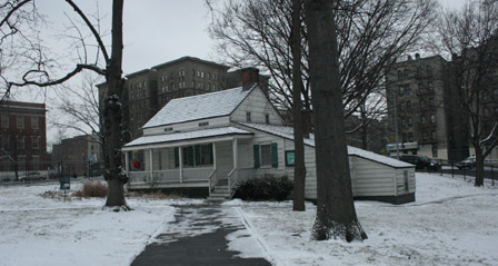 Das Edgar Allen Poe Cottage in Brroklyn im Winter