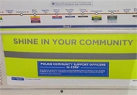 "Shine in your Community"-Schild in einer Londoner U-Bahn Station, das 