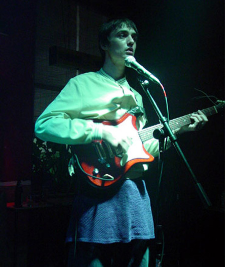 Pete Doherty mit Gitarre auf einer Bühne