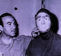 © ImageEntertainment Trash-Regisseur Ed Wood, neben einem Kostüm aus einem seiner Filme
