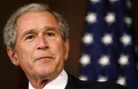 George W. Bush in Großaufnahme vor einer US-amerikanischen Flagge.