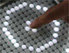 Ein elektronisches Musikinstrument, auf das mit einem Finger getappt wird.
