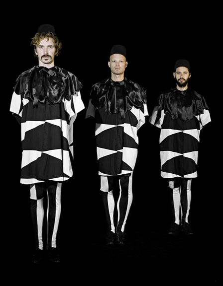 Die Drei von WhoMadeWho in Domino-Kostümen