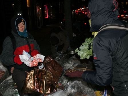 Freegan packt Lebensmittel in Tasche