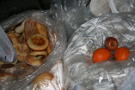 Bagels und Obst aus dem Müll