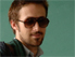 Ryan Gosling mit Sonnenbrille vor einer Schultafel; Bild aus dem Film "Half Nelson"