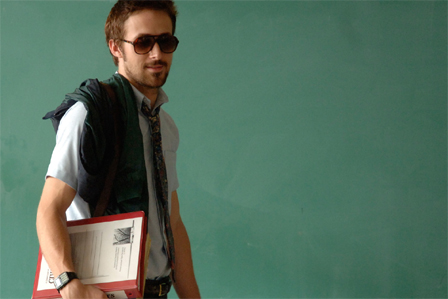 Ryan Gosling als Lehrer Dan Dunne vor einer Schultafel in dem Film "Half Nelson"