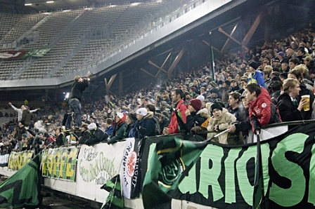 Fußballfans mit Megaphonen 