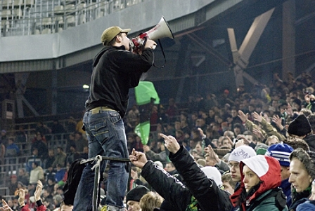 Fußballfan mit Megaphon