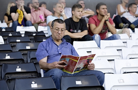 Im Station lesender Fußballfan