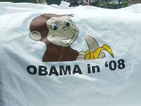 Ein T-Shirt mit einer Grafik eines Affen mit Banane und dem Schriftzug "Obama in '08"