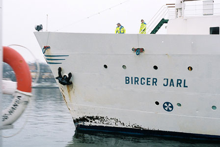 großes Schiff mit 2 Seemännern