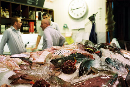 Fischmarkt mit toten Fischen