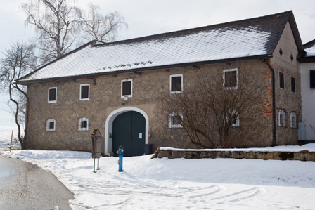 alter Vierkanthof im Schnee. Thomas-Bernhard-Haus