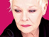 Judi Dench vor pinkem Hintergrund