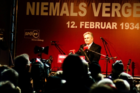 Werner Faymann vor dem schild "niemals vergessen, 12. februar 1934"