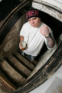 Vinnie Paz auf einer Stiege